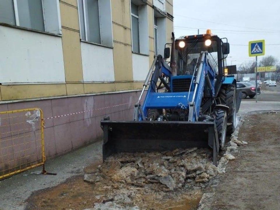 В центре Дмитрова ликвидировали образовавшуюся на тротуаре огромную лужу