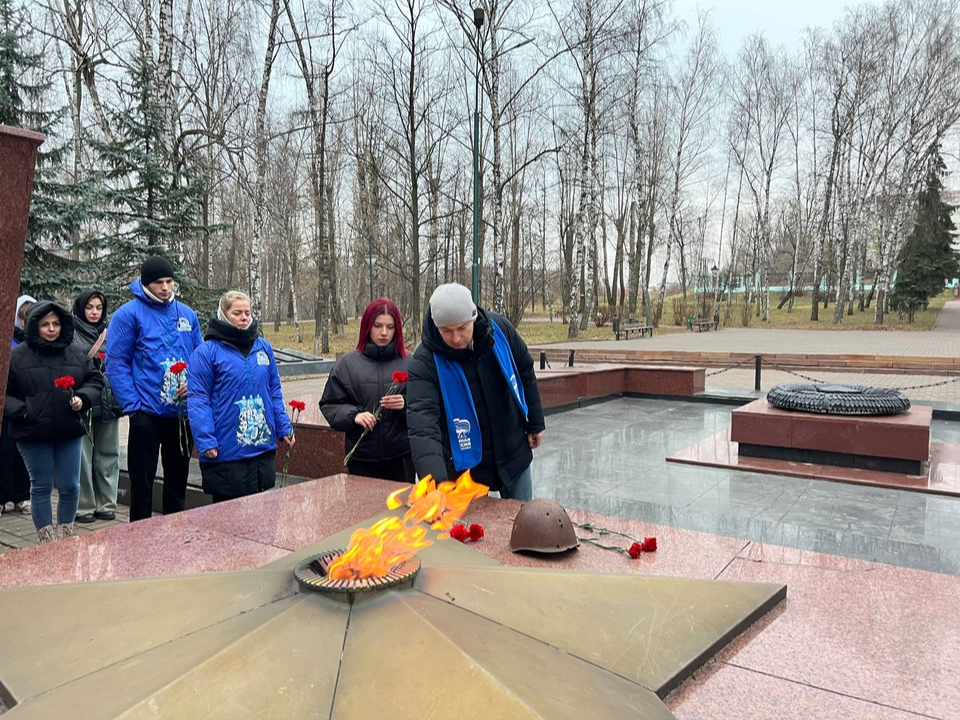 Дзержинцы возложили цветы к могиле Неизвестного солдата в сквере Победы