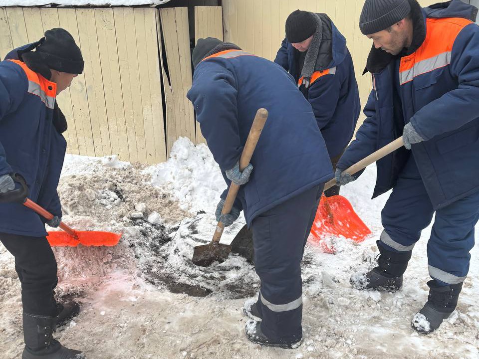 Приоткрытый канализационный люк вернули на место в Красноармейске