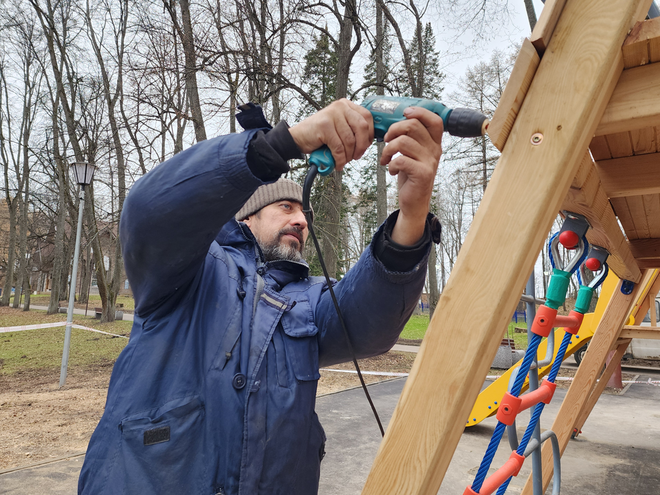 На улице Институтской починят сломанные элементы детской площадки