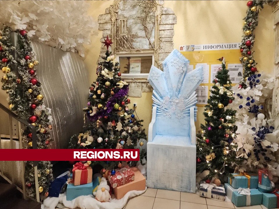 Подъезд многоквартирного дома в Подольске оригинально украсили к праздникам