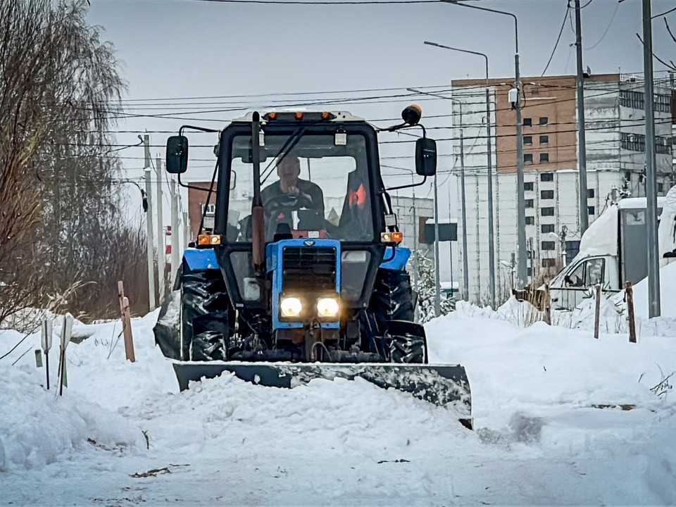 В поселке Фосфоритный расчистили тротуары от снега