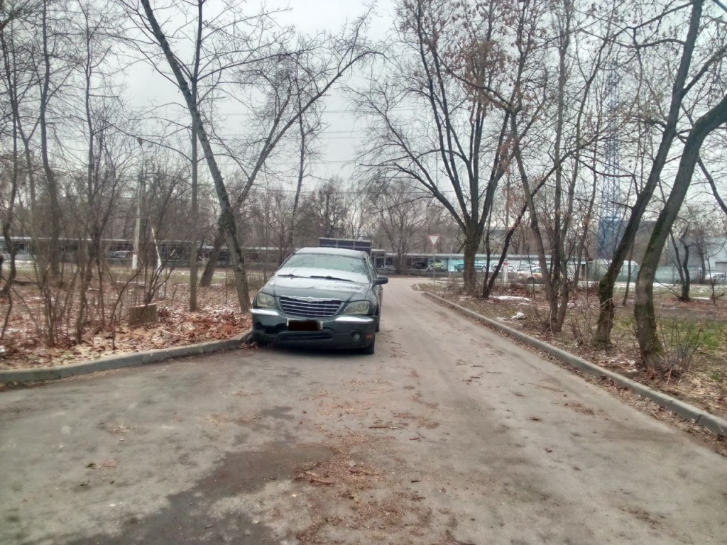 Коммунальщики авиаграда вывезли поваленное дерево и ветки с парковки по улице Мясищева