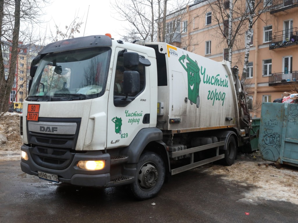 В Подольске мусоровоз сбил фонарный столб и перекрыл проезд во дворе дома