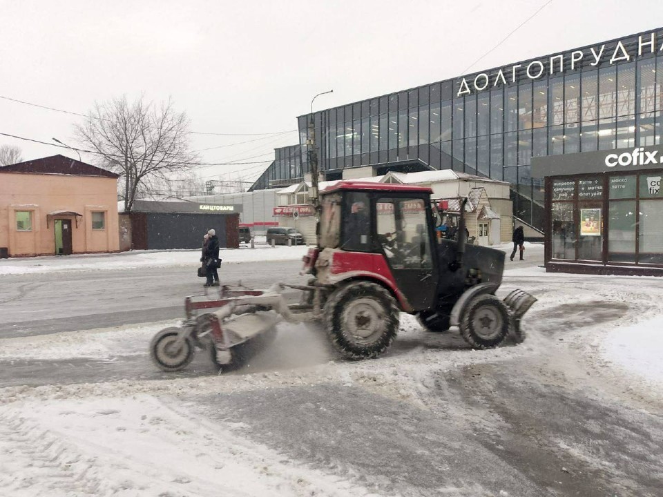 Для уборки от снега центральных улиц Долгопрудного задействовали 24 машины спецтехники