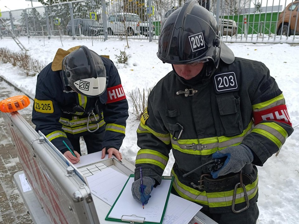 Спасатели потушили условный пожар в Волоколамской школе