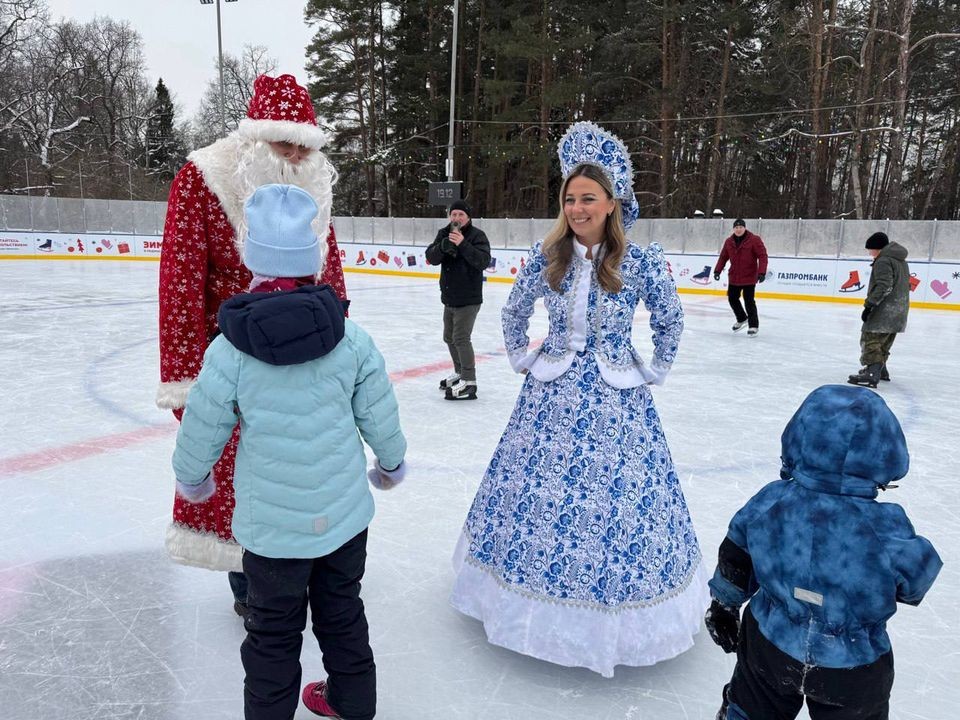 Полицейский Дед Мороз пришел к детям на каток в Одинцове