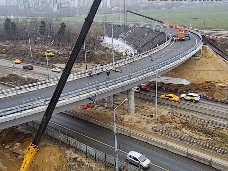 На новой разворотной эстакаде в Ленинском округе нанесли разметку