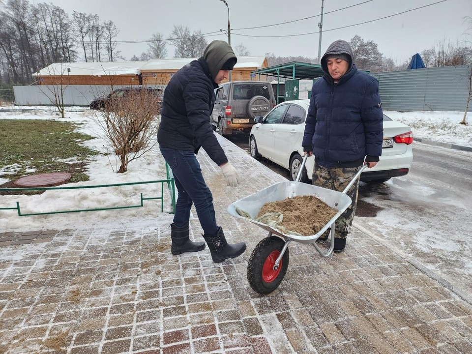 Улицы Балашихи обрабатывают против гололеда