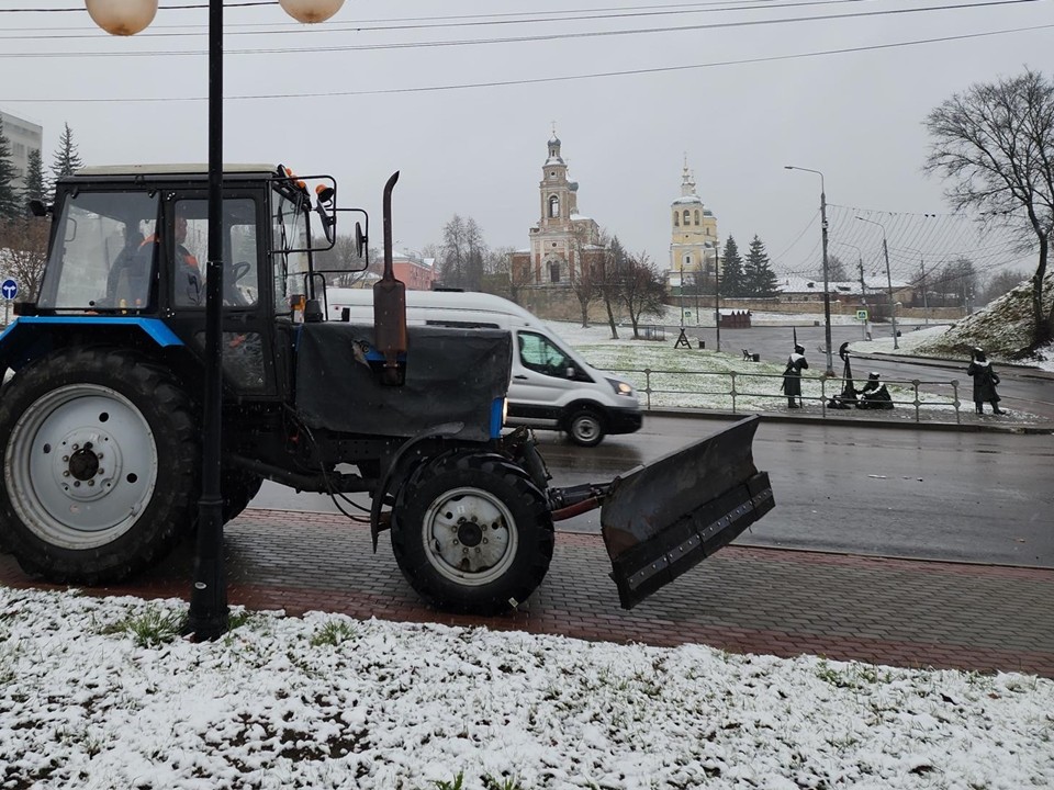 Более 150 коммунальщиков вышли на улицы Серпухова на уборку снега