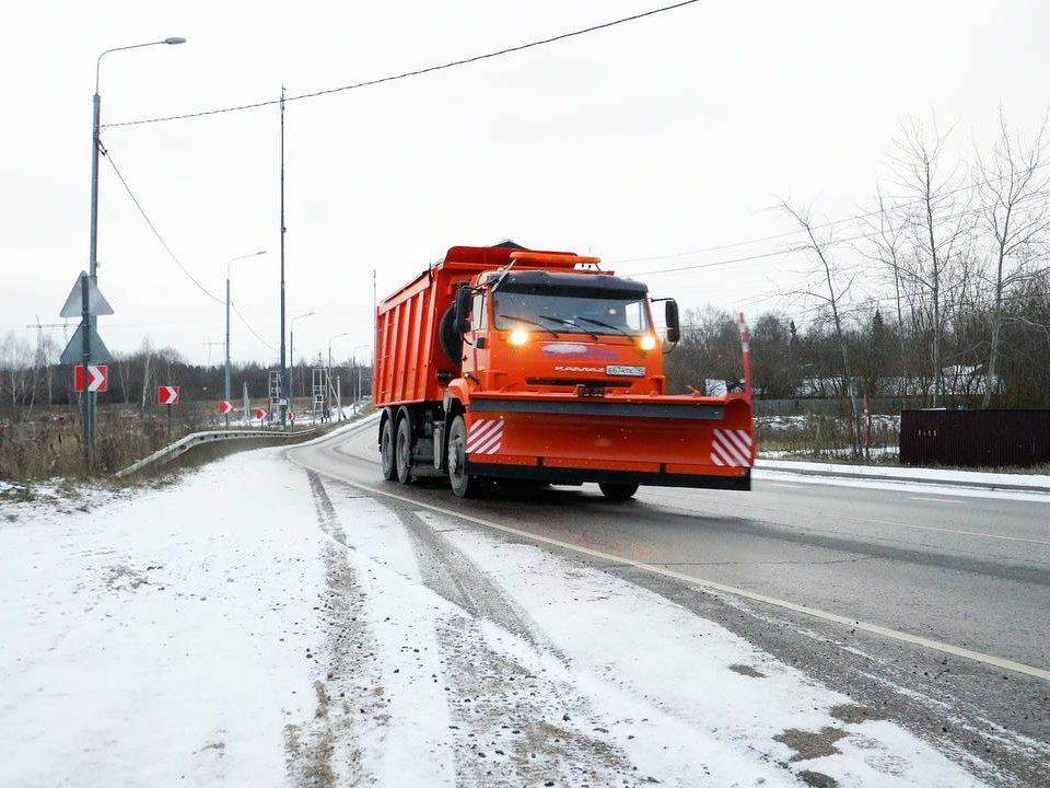 В Рузе отремонтировали дорожные знаки и обработали асфальт от гололедицы