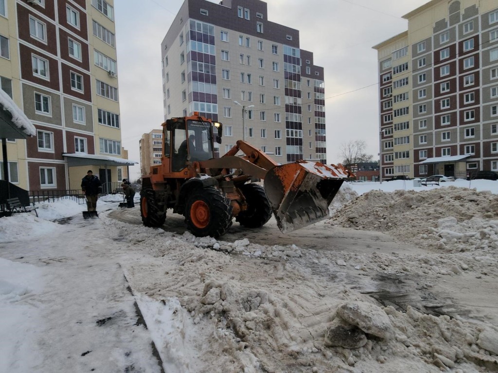 Коммунальщики наводят порядок в ЖК «Федеративный» после снегопадов