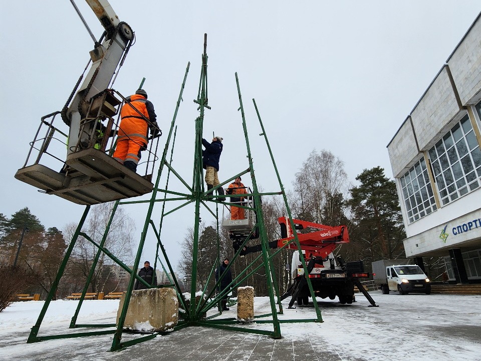 Двенадцатиметровую новогоднюю ель устанавливают возле «Старта» в Протвине