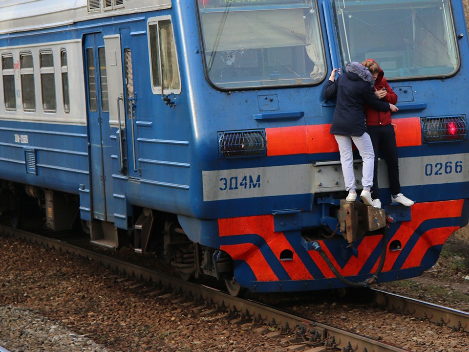 Зацеперов заметили на электричке Ленинградского направления