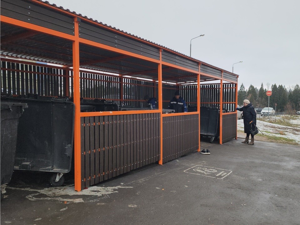 Переполненную контейнерную площадку в Кубинке очистили от мусора