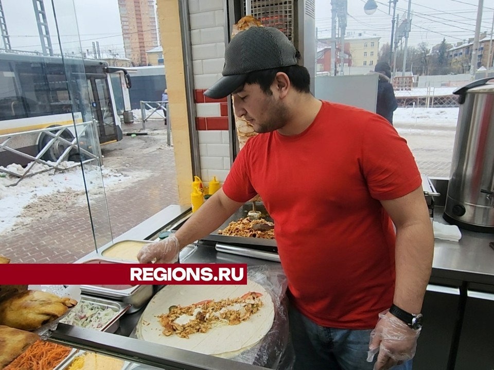 «Мои блюда самые вкусные и без ГОСТа»: химкинский повар о новых стандартах на шаурму