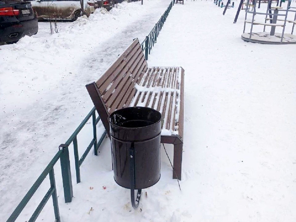 На игровой площадке в квартале Маяковского отремонтировали урны и убрали мусор