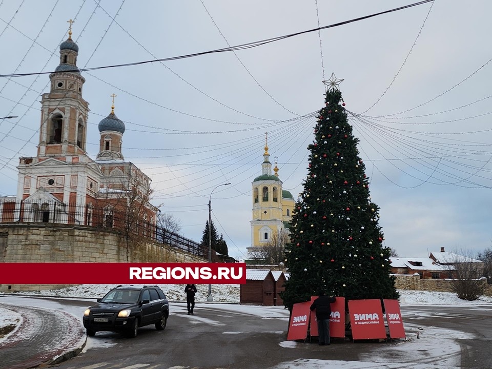 На площадке около Соборной горы установили арт-объекты и новогоднюю елку