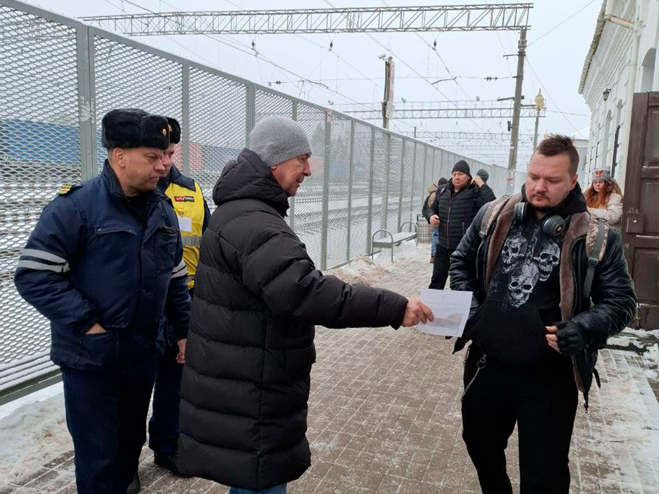 На станциях Королева жителям раздали листовки о безопасности на железной дороге