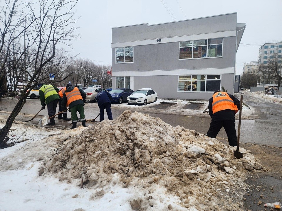 Коммунальщики из Ногинска борются с гололедом на улице 28 Июня