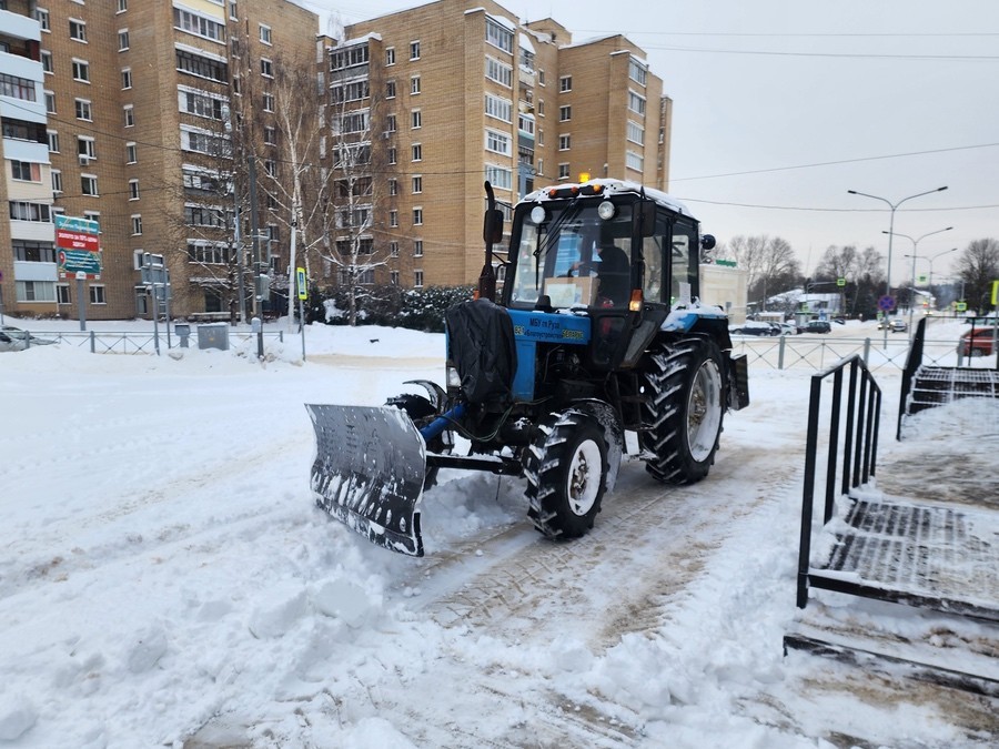В Рузском округе коммунальщики расчищают дороги и тротуары после снегопада