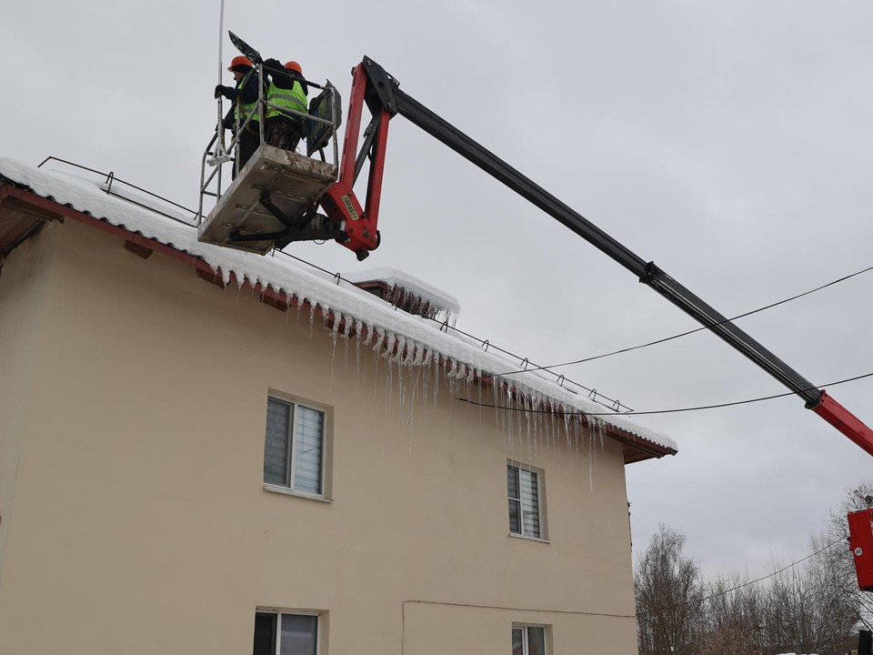 В Волоколамске от снега и сосулек очистили крыши многоквартирных домов