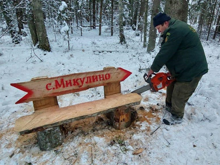 В лесах Лотошина появилась лавочка-навигатор, которая показывает дорогу в Микулино