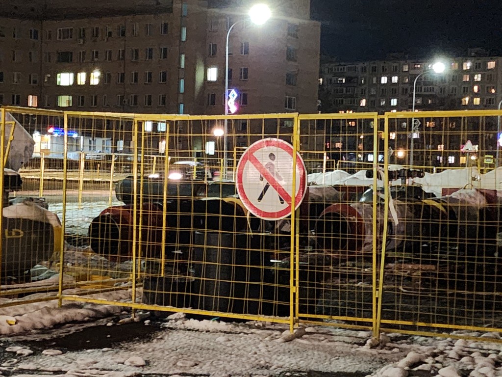 Опасный люк закрыли около детской площадки на Можайском шоссе
