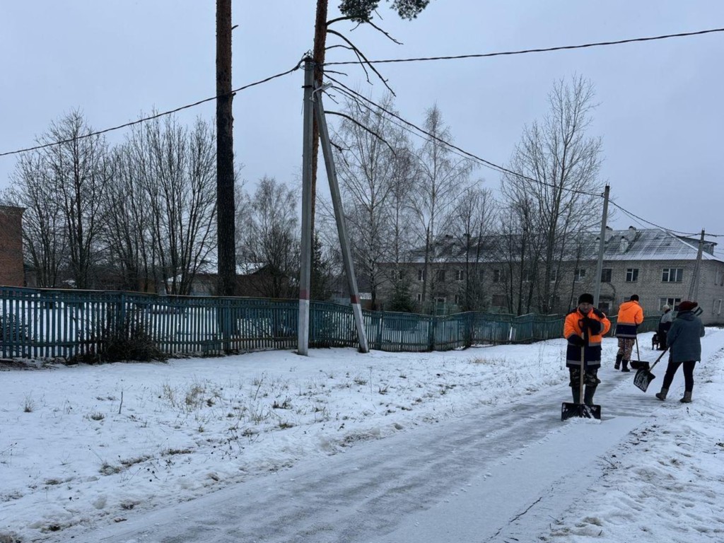 В поселке Радовицкий убрали снег