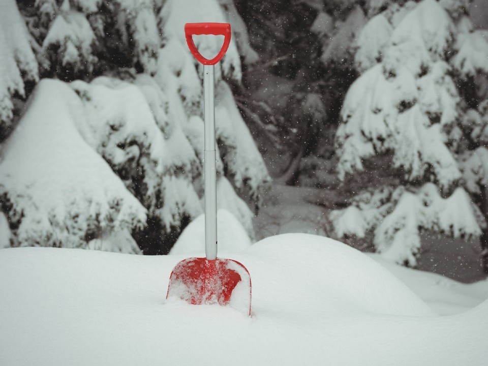 В Балашихе дети, вооружившись лопатами, расчистили площадку под каток