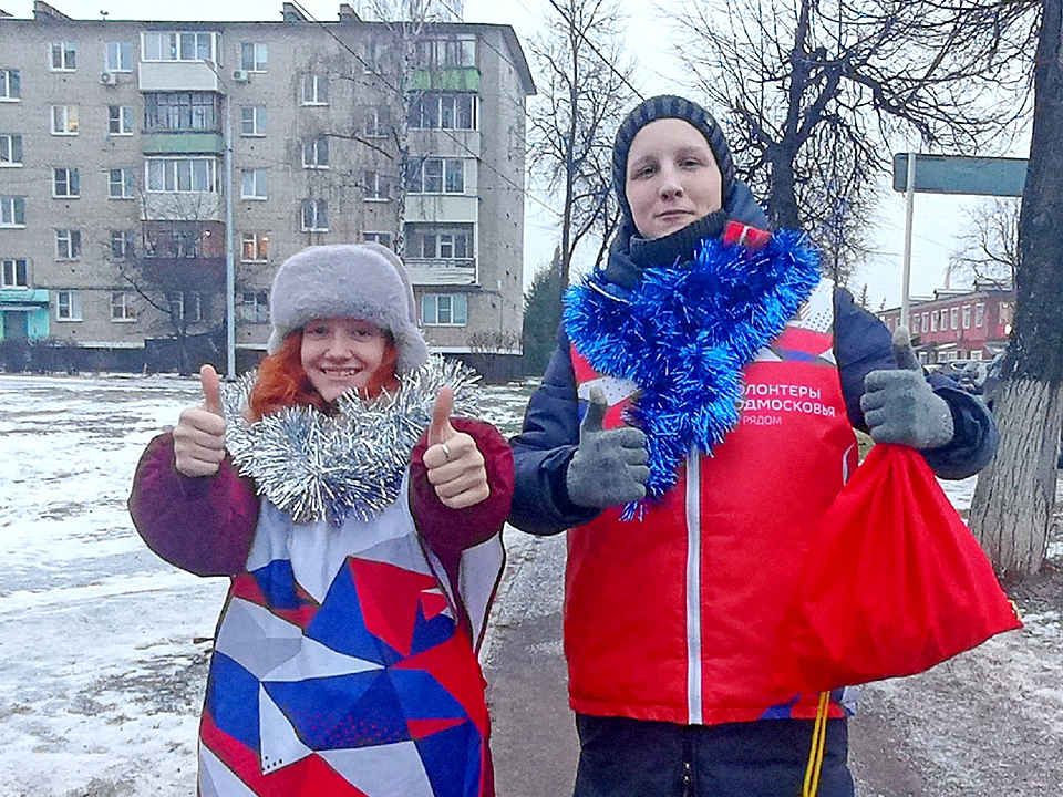 Праздничное настроение создают волонтеры жителям на улицах города