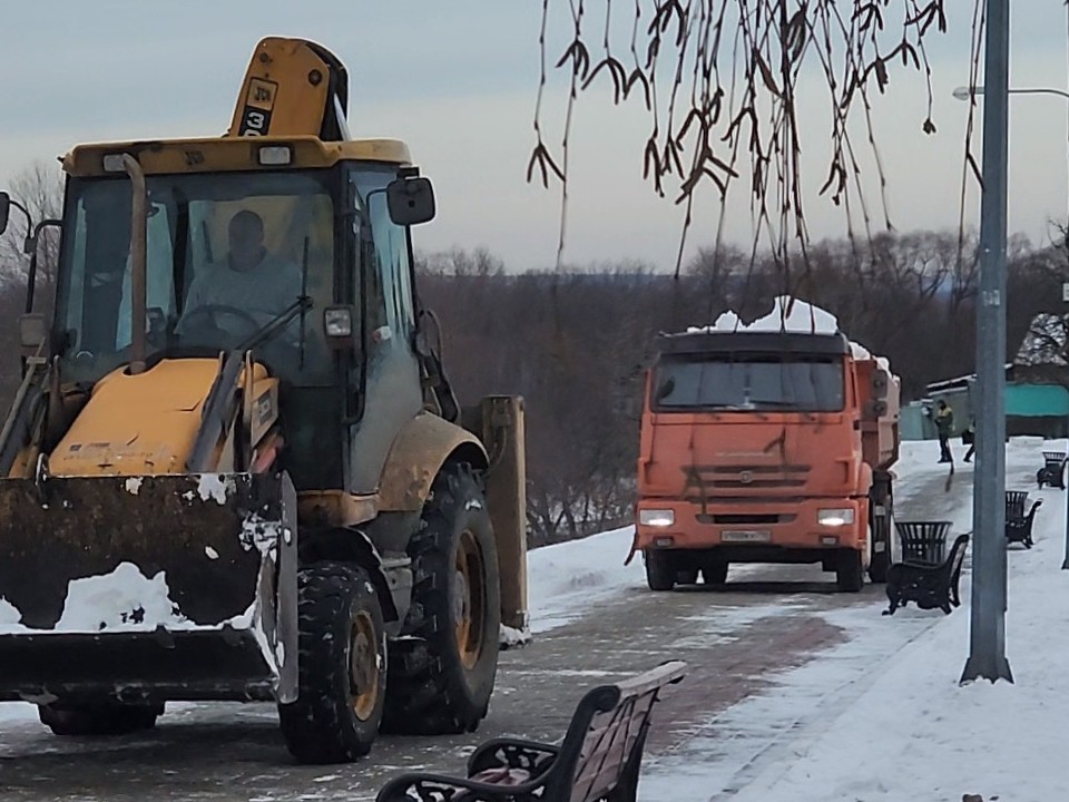 Дорожные службы Долгопрудного не прекращают уборку в праздничные выходные