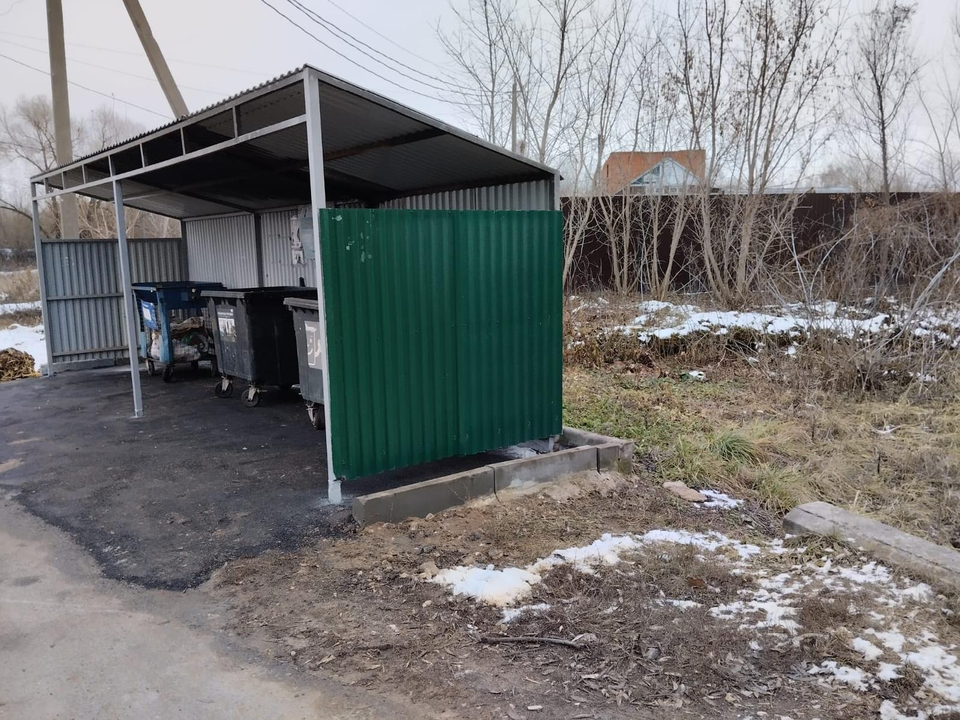 Унесенную ураганом контейнерную площадку на Заречной улице вернули на место
