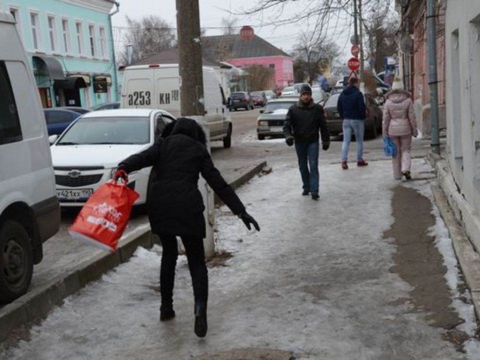 Госавтоинспекция и МЧС призывает водителей и пешеходов быть осторожнее