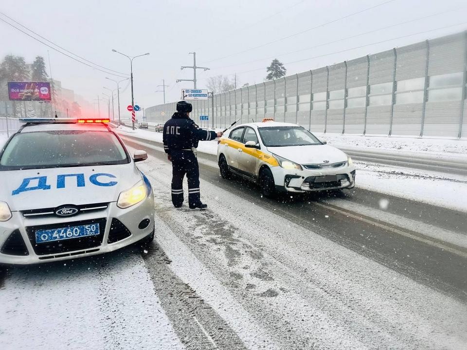 Госавтоинспекторы проверяют водителей такси в Королеве