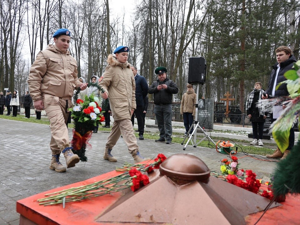 В Павловском Посаде возложили цветы в память о погибших военнослужащих