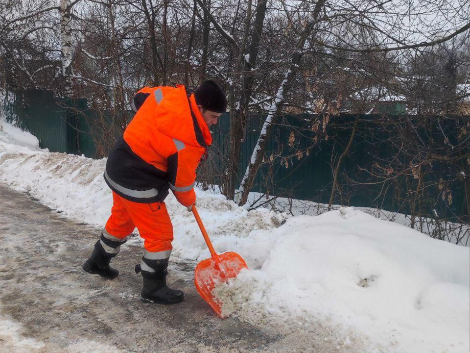 В Долгопрудном 33 сотрудника вручную очищают город от снега