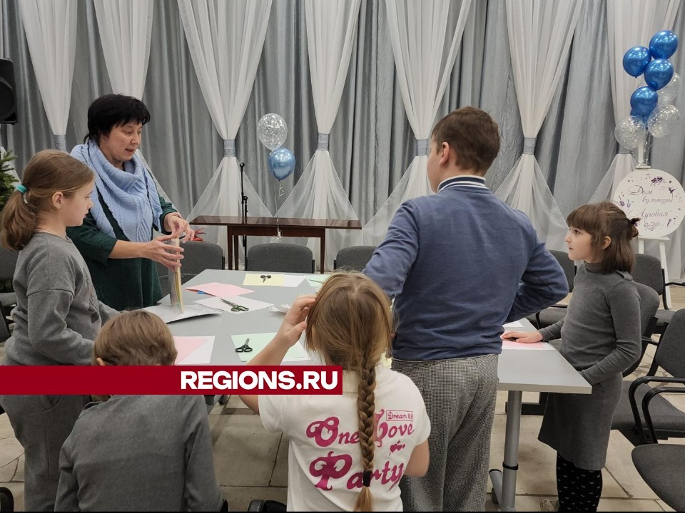 В Доме культуры Лобни детей научили делать объемные снежинки
