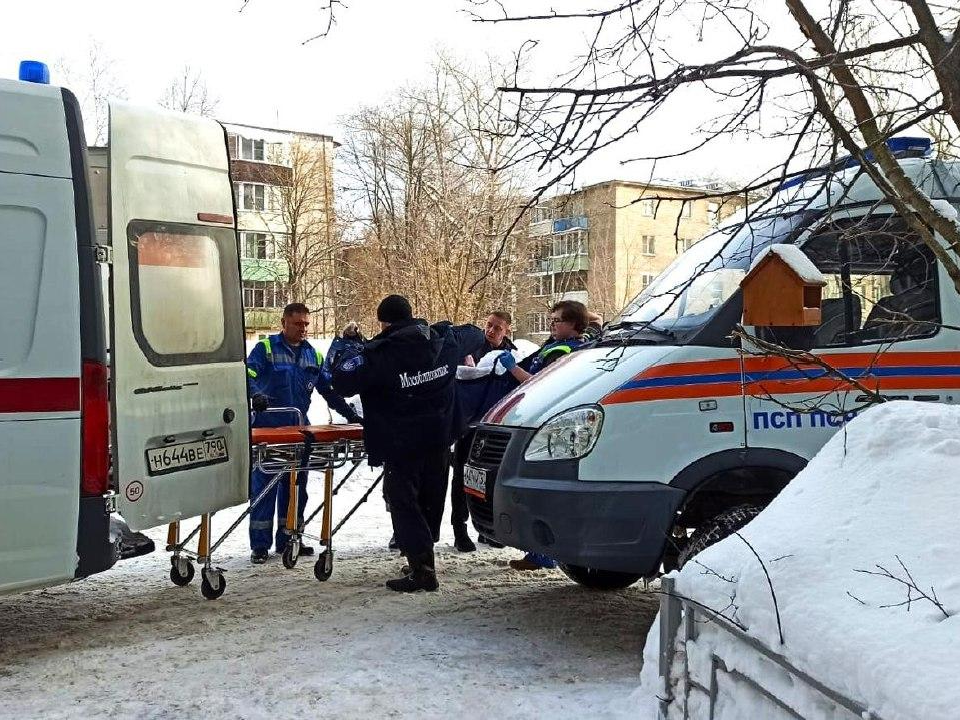 В Дмитрове спасатели пришли на помощь обездвиженной пенсионерке с тромбом в ноге