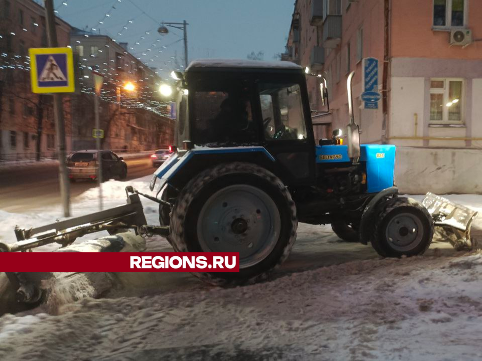 Дзержинские коммунальщики каждое утро борются с гололедом песком и солью