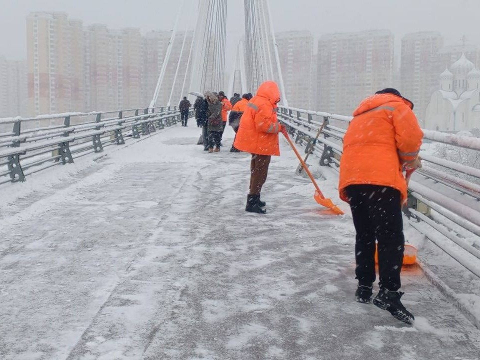 Дворы, дороги, подходы к соцобъектам и МЦД в Красногорске очищают от снега в первую очередь