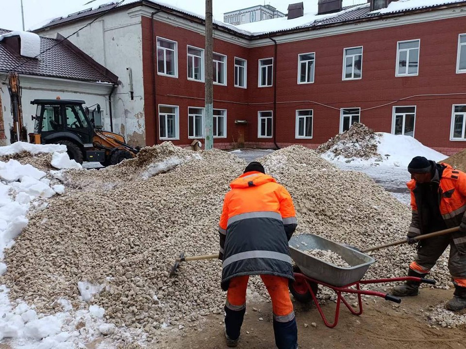 В Клину продолжаются работы по капремонту лицея имени Менделеева