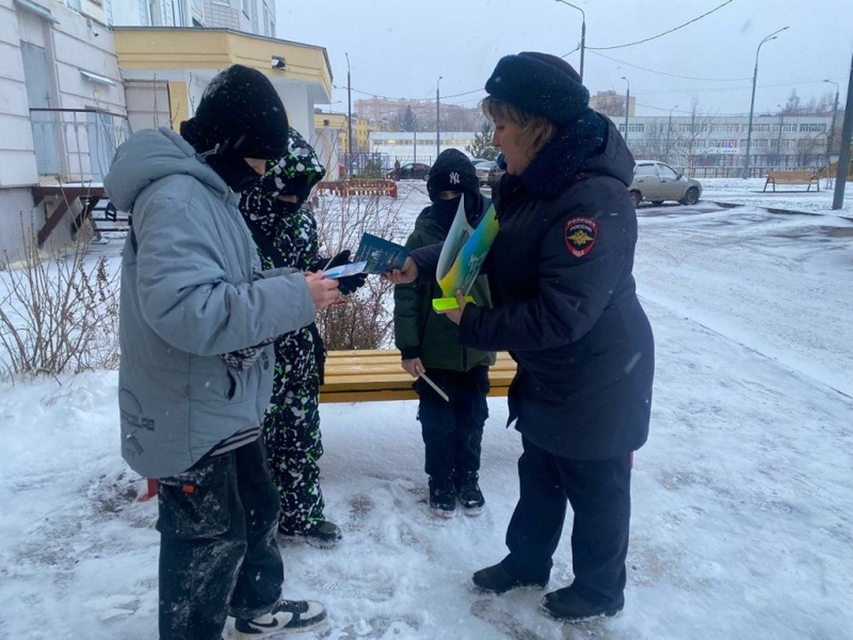 Полицейские посетили дворы в Протвине и раздали жителям специальные браслеты