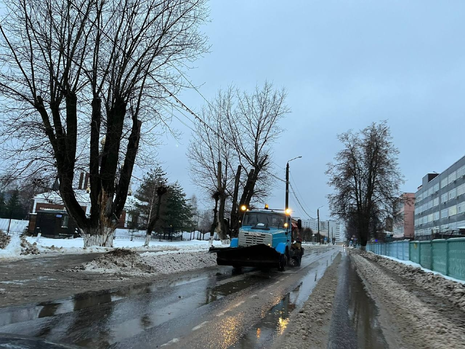 После снегопада в Павловском Посаде сначала расчистили автомобильные дороги