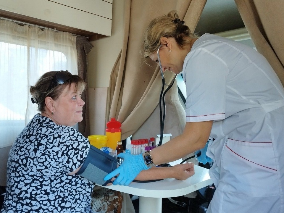 Жители Белоомута проверят здоровье и вакцинируются на Советской площади