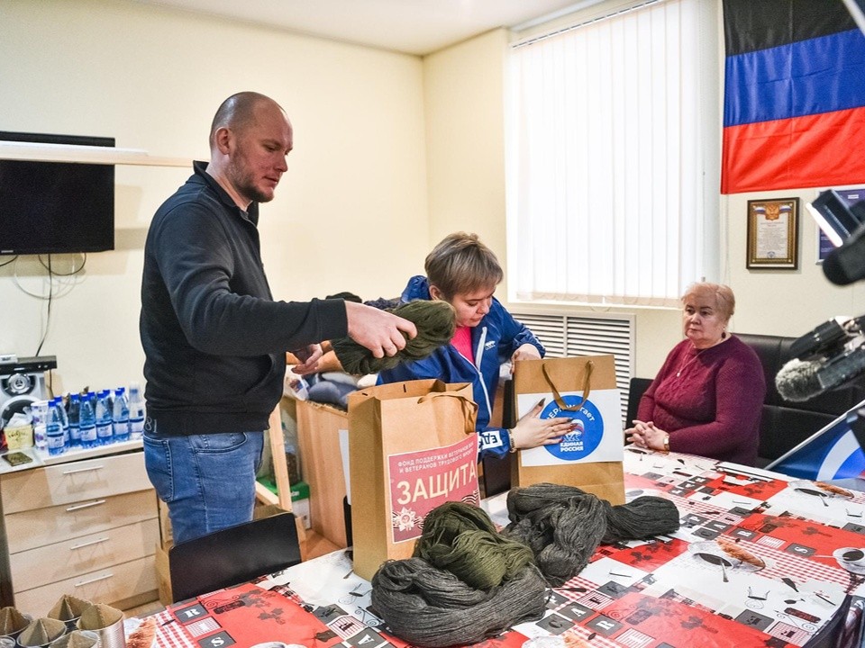 Волонтеры из Балашихи передали 50 пар теплых носков бойцам СВО