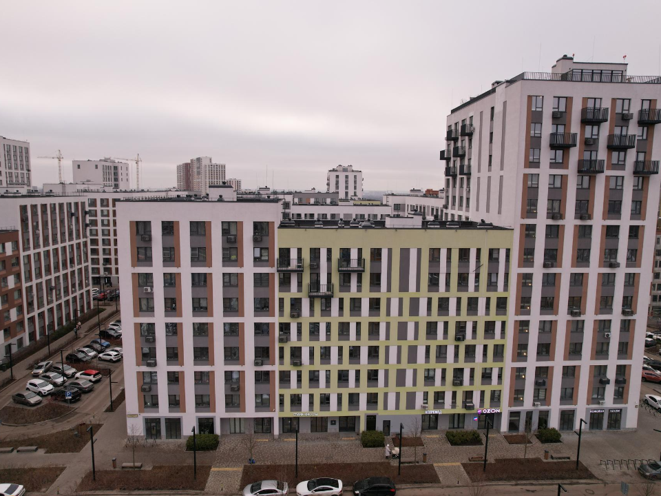 В одном из ЖК Ленинского округа одновременно строят дома, школу и паркинг