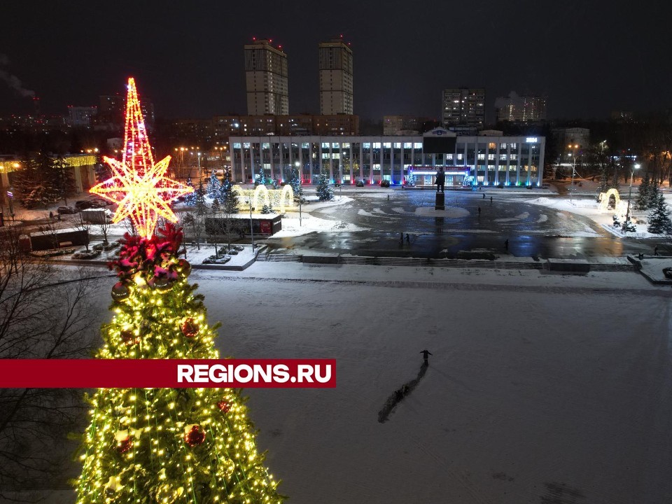 Появились кадры украшенной центральной площади Одинцова с высоты птичьего полета