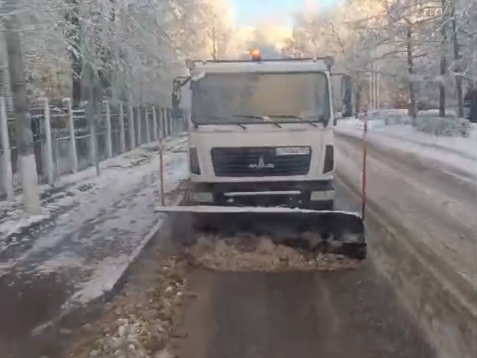 Дзержинские коммунальщики борются с последствиями снегопадов даже в новогодние праздники