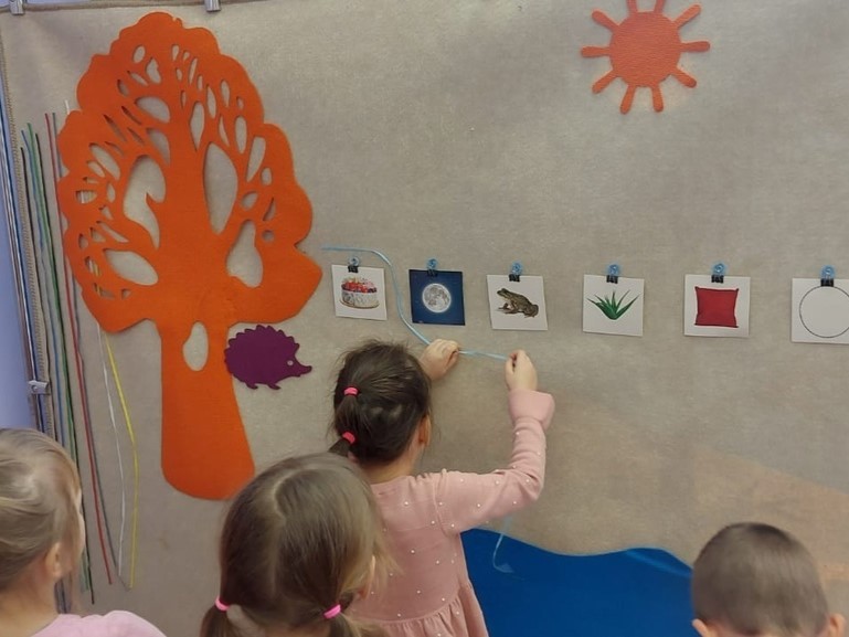 Зарайские дети спасли ежика в Фиолетовом лесу на занятии по развитию речи